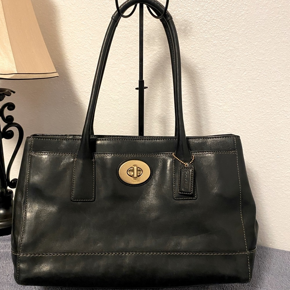 Coach Vintage Large Leather Shoulder Tote In black